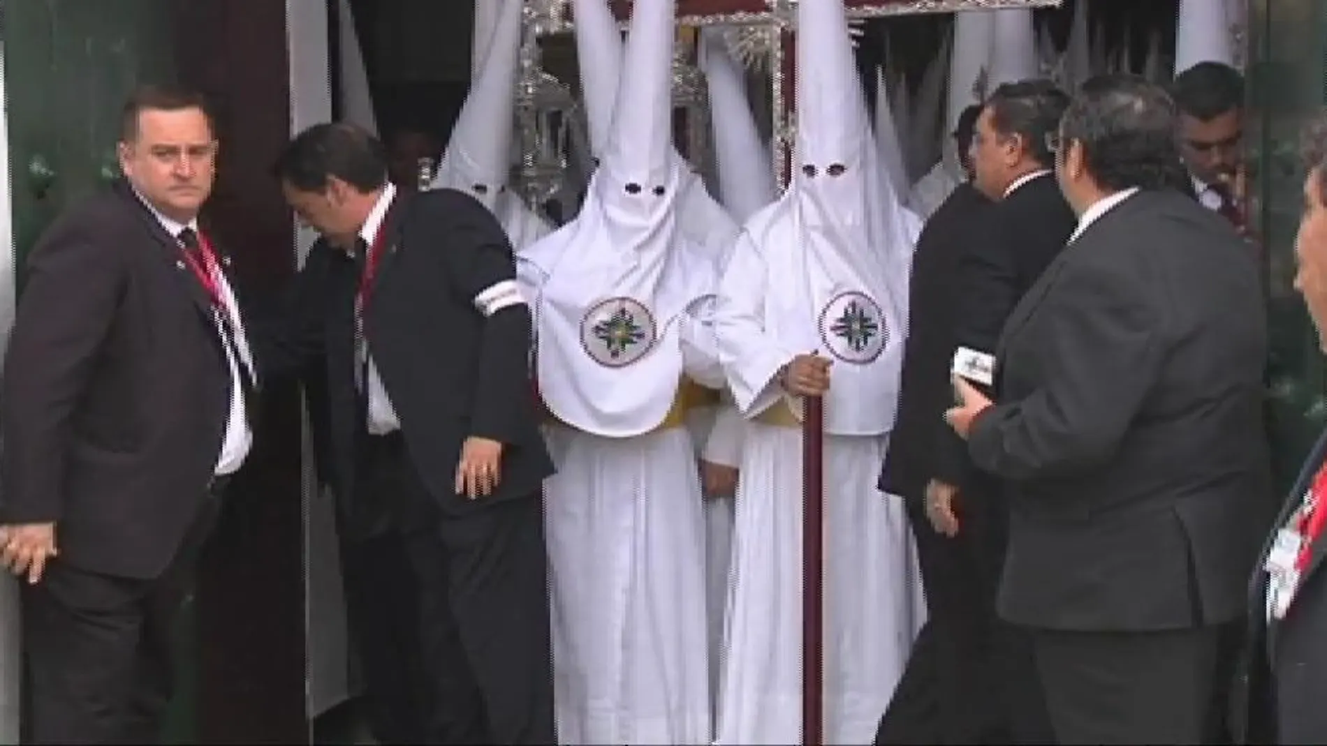 La BBC confunde a un nazareno sevillano con un miembro del Ku Klux Klan