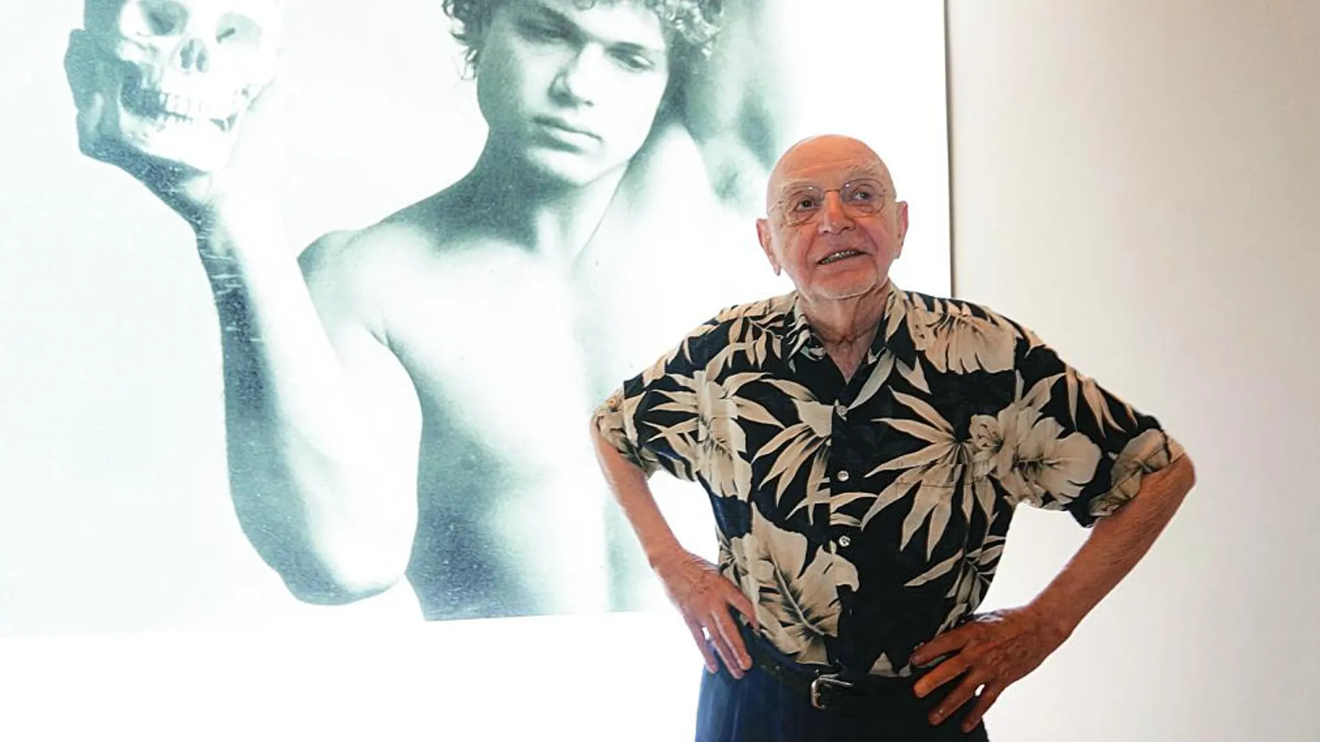 Duane Michals está considerado como uno de los grandes de la fotografía y la exposición en Barcelona es la antológica más importante que se le ha dedicado en la capital catalana