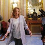 La ex ministra y diputada del PSOE Carme Chacón compareció ayer en el hall del Congreso de los Diputados