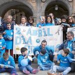 La plaza Mayor de Salamanca acoge el acto en conmemoración del Día Mundial del Autismo con la suelta de globos azules, organizada por las asociaciones Ariadna y Teadapta