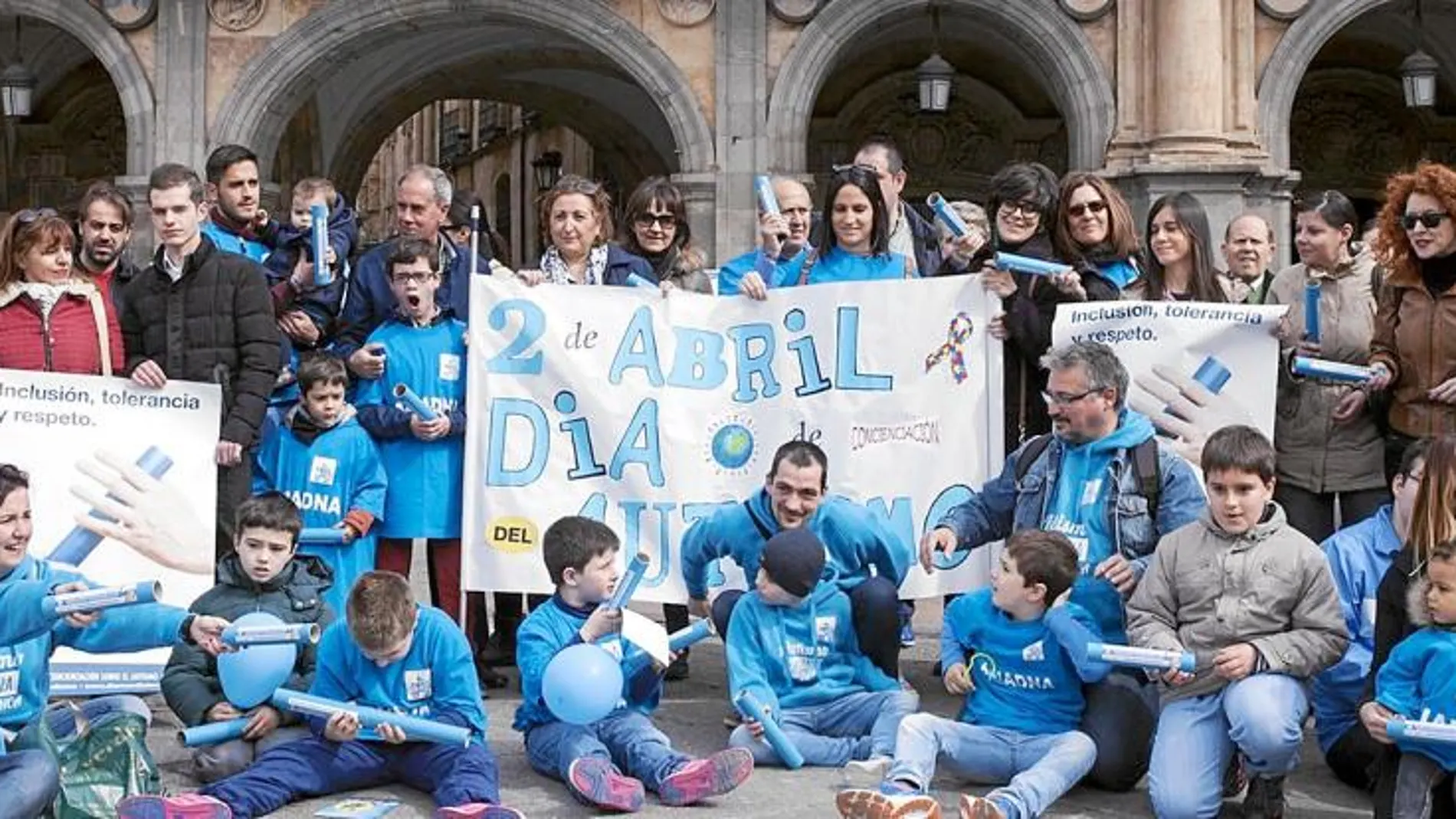 La plaza Mayor de Salamanca acoge el acto en conmemoración del Día Mundial del Autismo con la suelta de globos azules, organizada por las asociaciones Ariadna y Teadapta