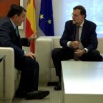 El presidente del Gobierno, Mariano Rajoy (d), durante la reunión mantenida hoy en el Palacio de La Moncloa con el portavoz del PNV en el Congreso, Aitor Esteban