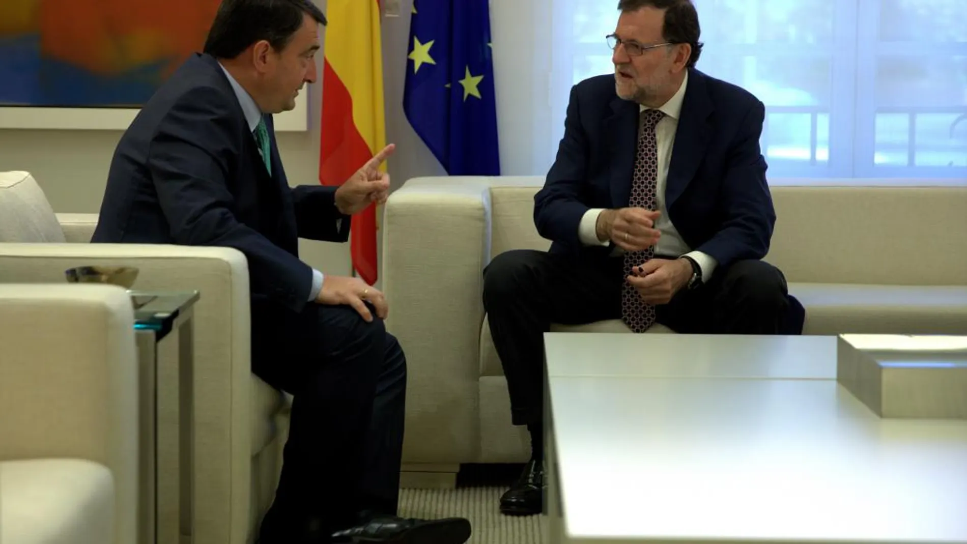 El presidente del Gobierno, Mariano Rajoy (d), durante la reunión mantenida hoy en el Palacio de La Moncloa con el portavoz del PNV en el Congreso, Aitor Esteban