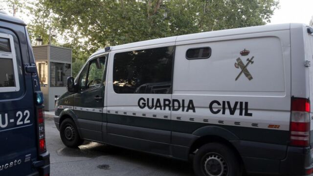 Furgón de la Guardia Civil que ha trasladado al expresidente del FC Barcelona Sandro Rosell a la Audiencia