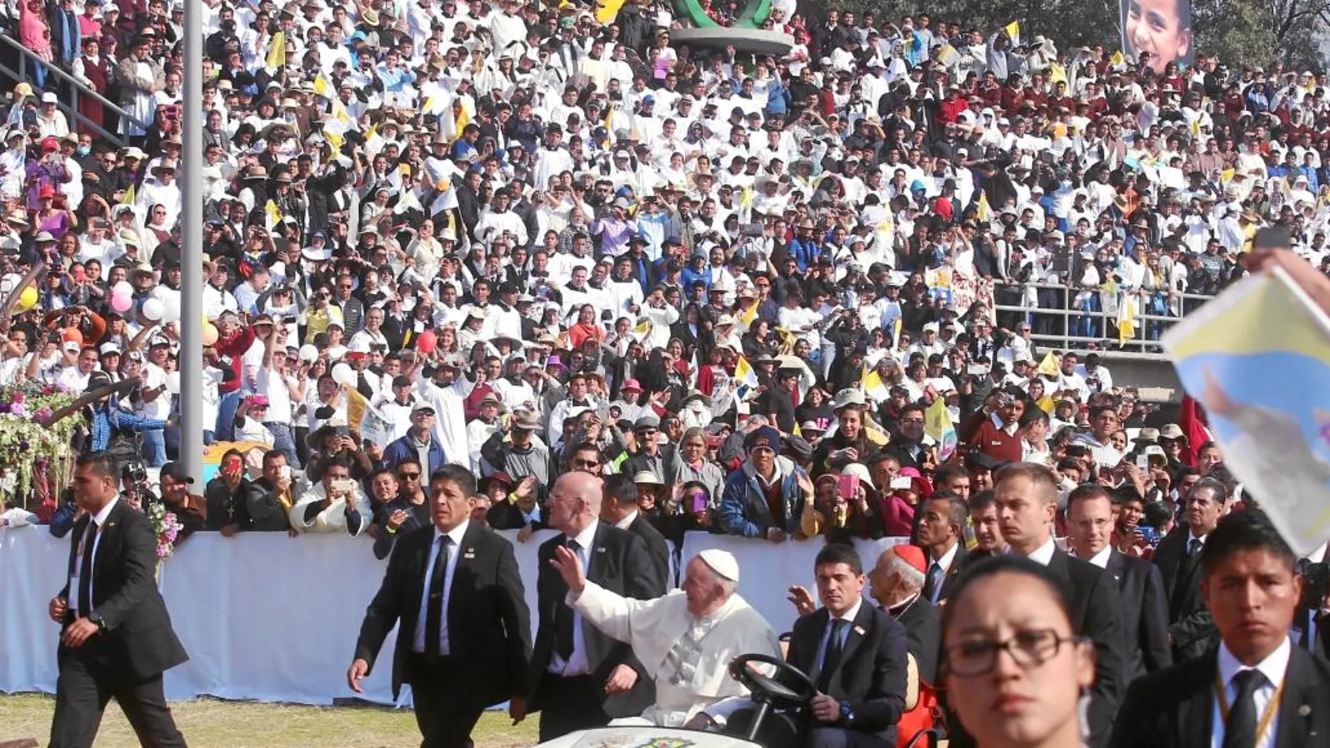 El Papa Francisco, a su llegada ayer al estadio de Morelia, capital de Michoacán, donde presidió la eucaristía ante sacerdotes y religiosos
