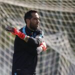 Claudio Bravo, durante el entrenamiento de hoy en San Joan Despi.