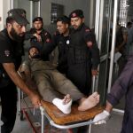 Los servicios de emergencia trasladan a un heridos tras el ataque a una base militar en Peshawar.