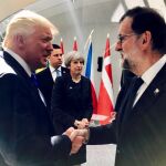 Donald Trump y Mariano Rajoy se estrechan la mano en la cumbre de la OTAN en Bruselas