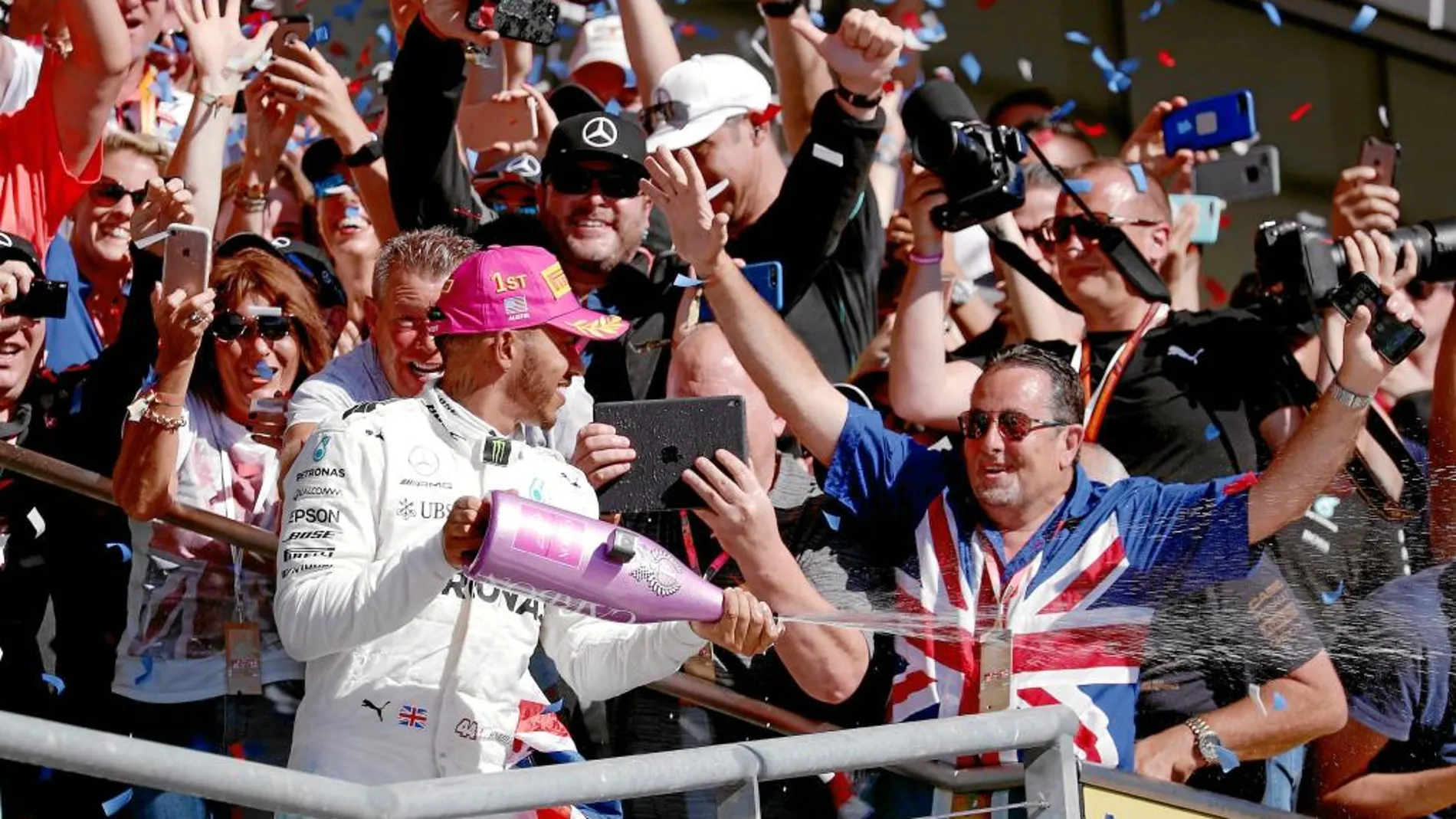 Hamilton, en el centro, y Vettel, a su izquierda, en la salida del Gran Premio de Estados Unidos