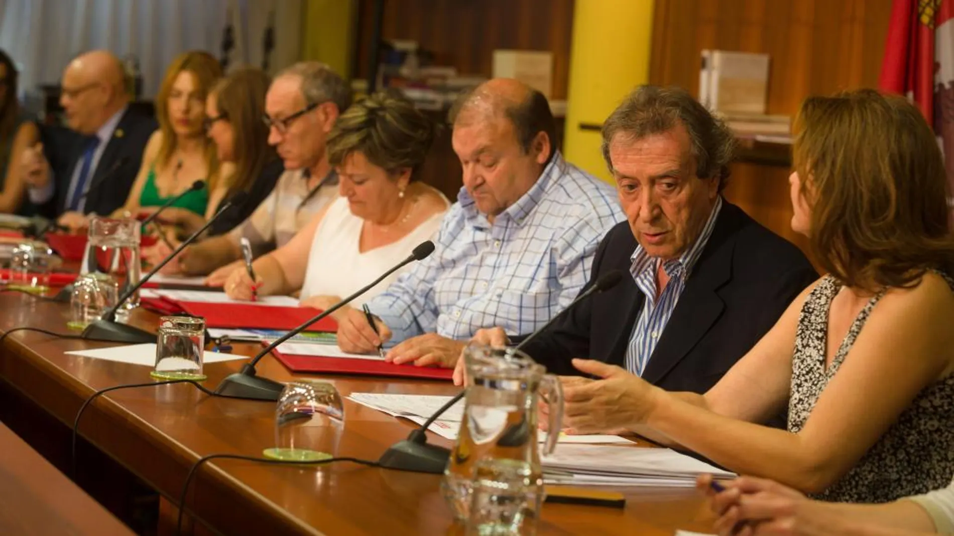 El vicepresidente José Antonio de Santiago-Juárez, durante la firma del acuerdo con los sindicatos CSIF, CCOO y UGT