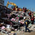 Organismos de rescate trabajan en lo que fue un centro comercial en la zona de Tarqui en Manta (Ecuador)