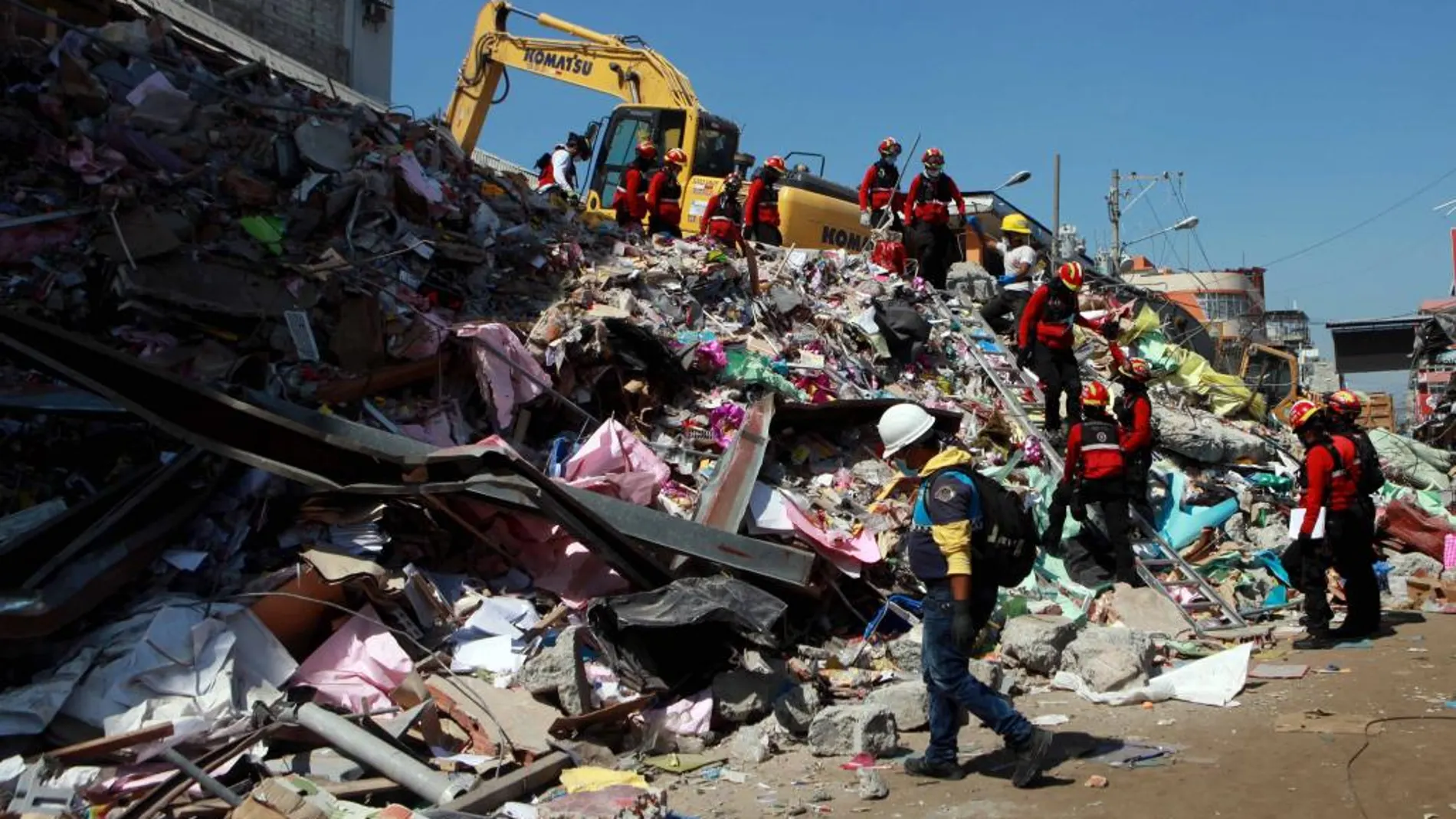 Organismos de rescate trabajan en lo que fue un centro comercial en la zona de Tarqui en Manta (Ecuador)