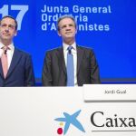 El consejero delegado de CaixaBank, Gonzalo Gortázar (izda.), y el presidente, Jordi Gual