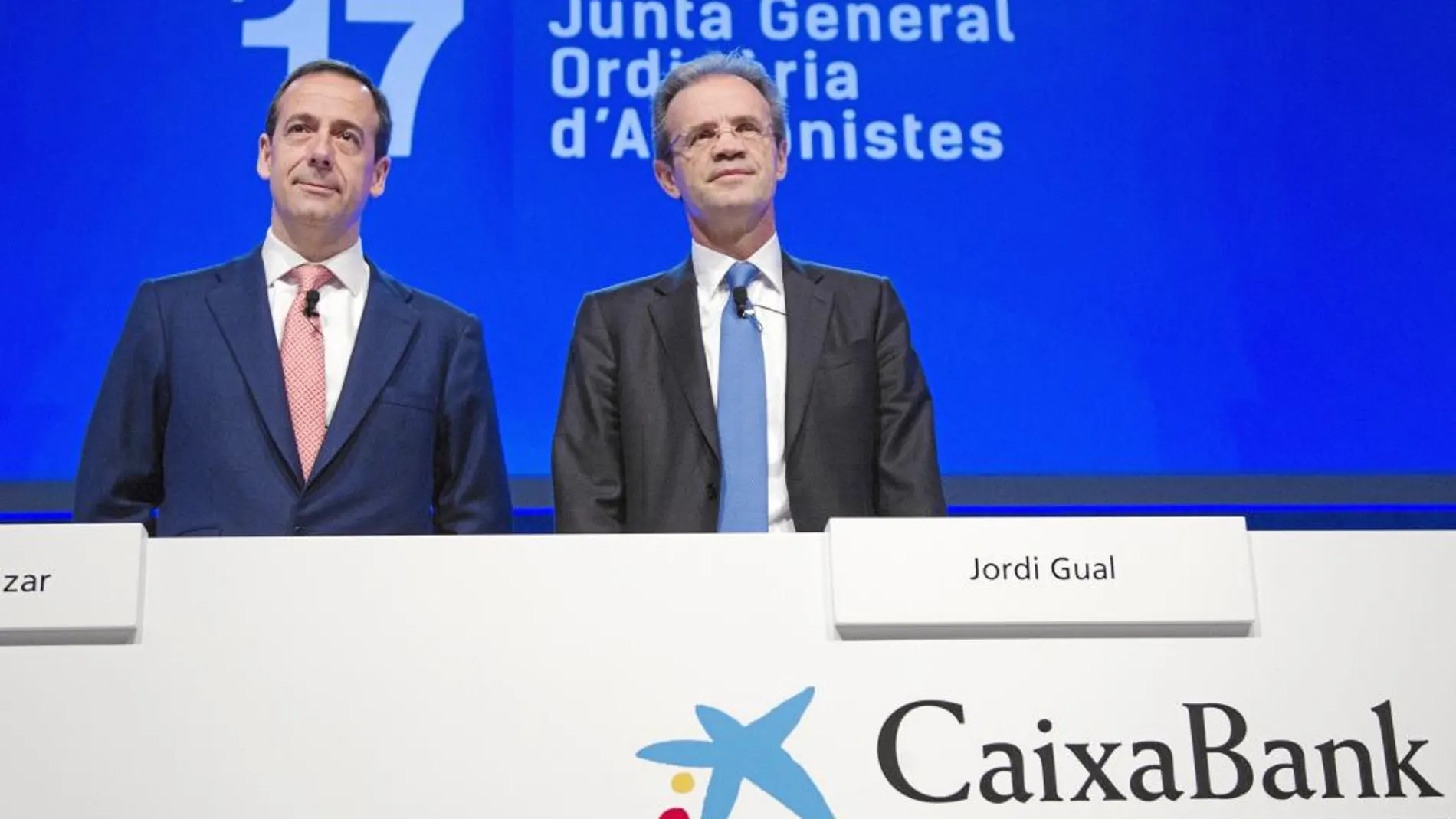 El consejero delegado de CaixaBank, Gonzalo Gortázar (izda.), y el presidente, Jordi Gual
