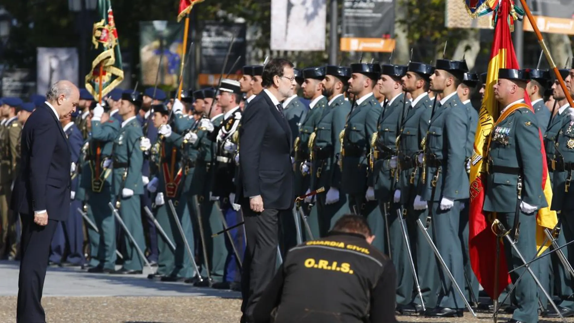 Rajoy en el acto de entrega de la bandera de España a la primera zona de la Guardia Civil, en Madrid