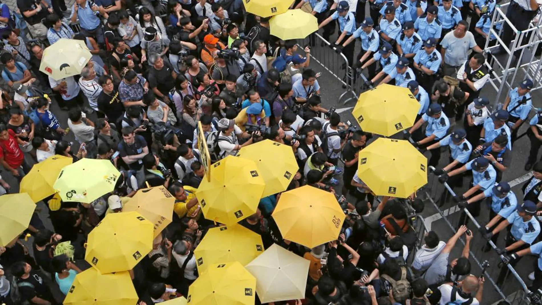 Varios manifestantes de «Occupy Central», ayer, en Hong Kong