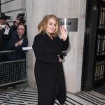 Adele llega a la emisora BBC para promocionar su disco