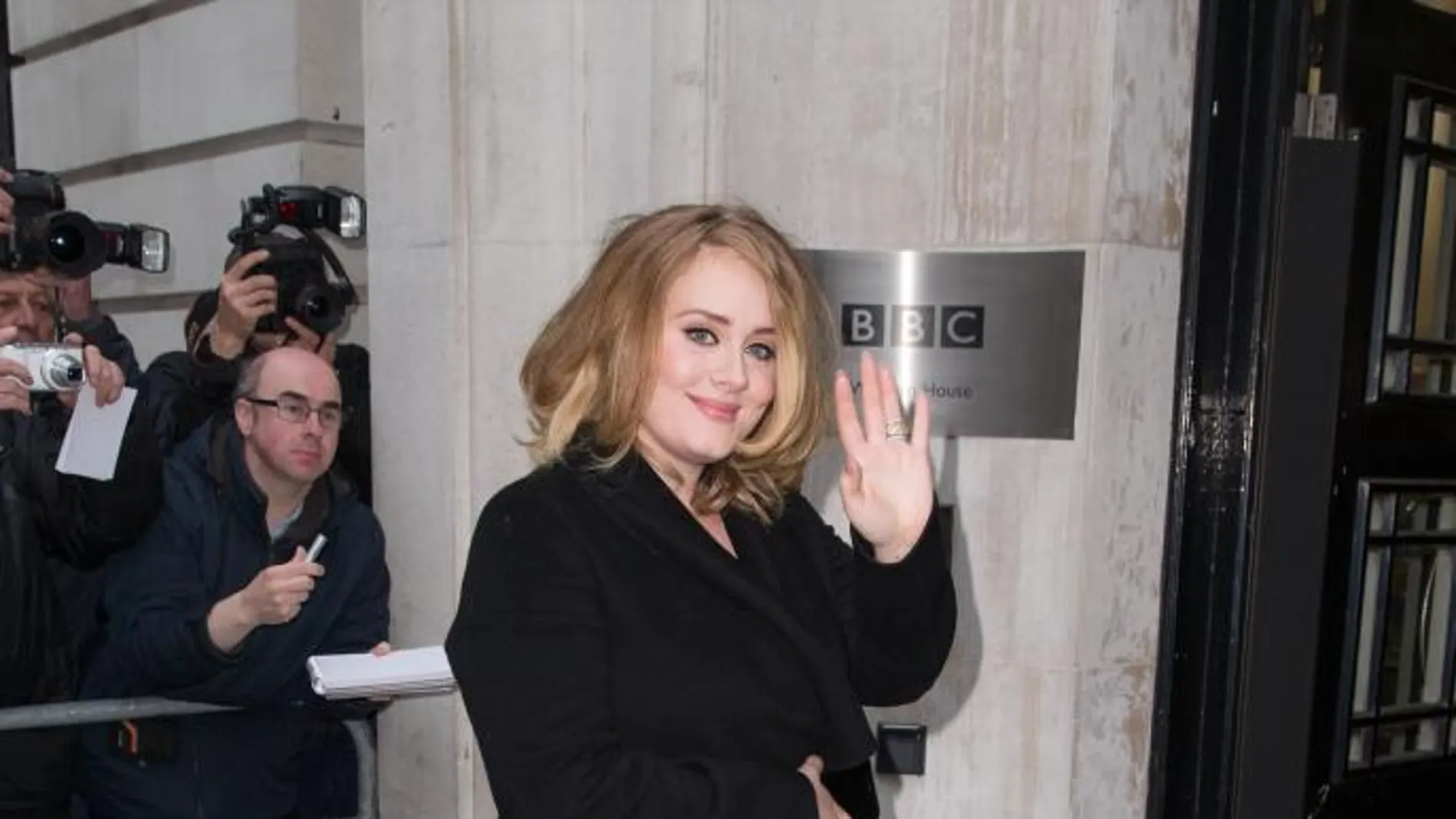 Adele llega a la emisora BBC para promocionar su disco