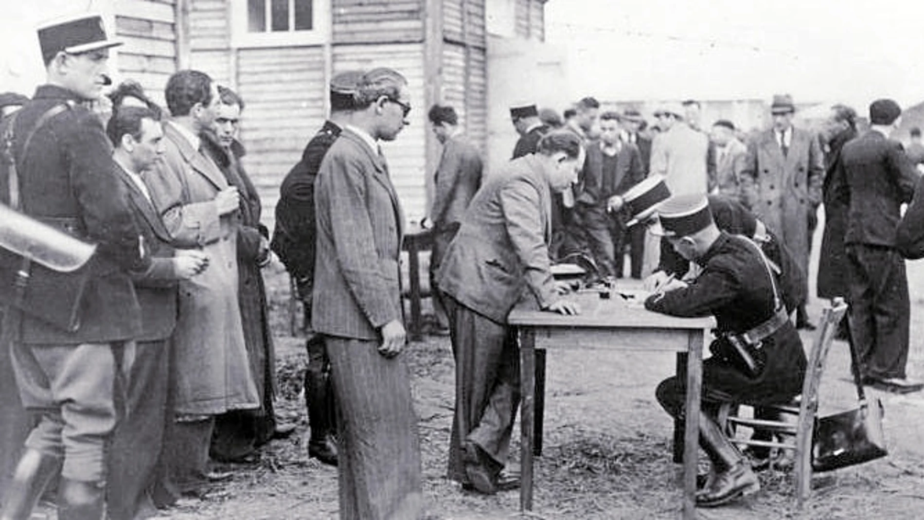 La policía francesa registra a judíos a su llegada al campo de concentración de Pithiviers, en 1941