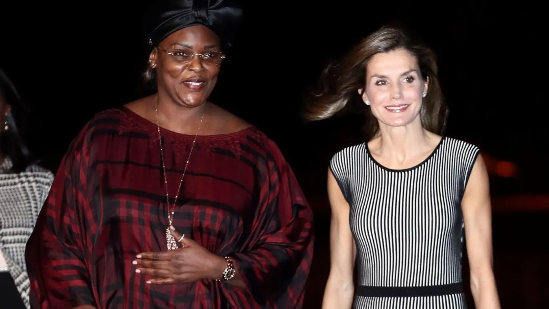 La reina Letizia es recibida por Marième Faye Sall, esposa del presidente de Senegal, Macky Sall, a su llegada hoy a Dakar. EFE/Mariscal