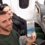 Un pasajero muestra el regalo recibido durante el vuelo/ Atlas