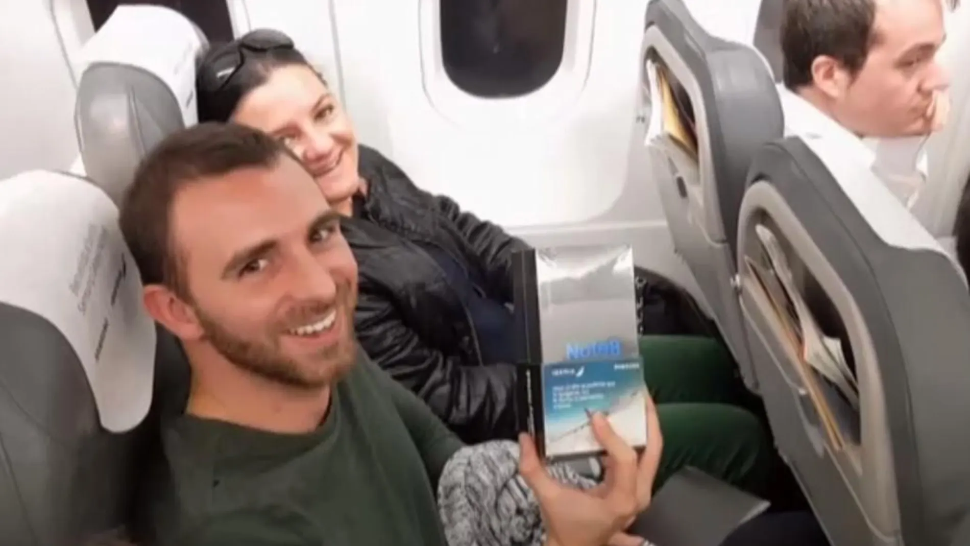Un pasajero muestra el regalo recibido durante el vuelo/ Atlas