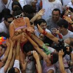 Varias personas manosean a una joven en las fiestas de San Fermín 2014