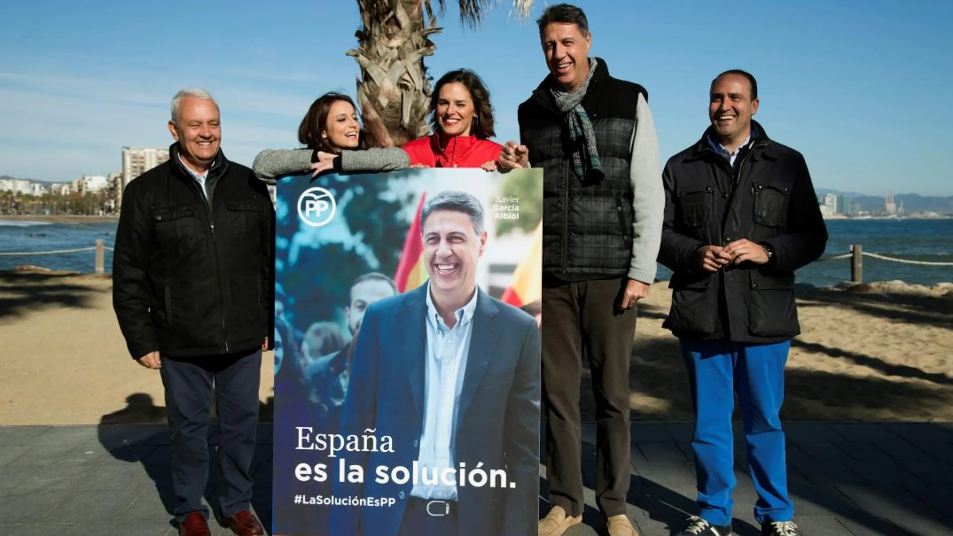 El presidente del PPC y candidato a la presidencia de la Generalitat, Xavier García Albiol (2d), junto al número tres de la candidatura