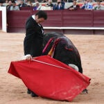 Enrique Ponce sorprendió al torear ayer vestido de esmoquin