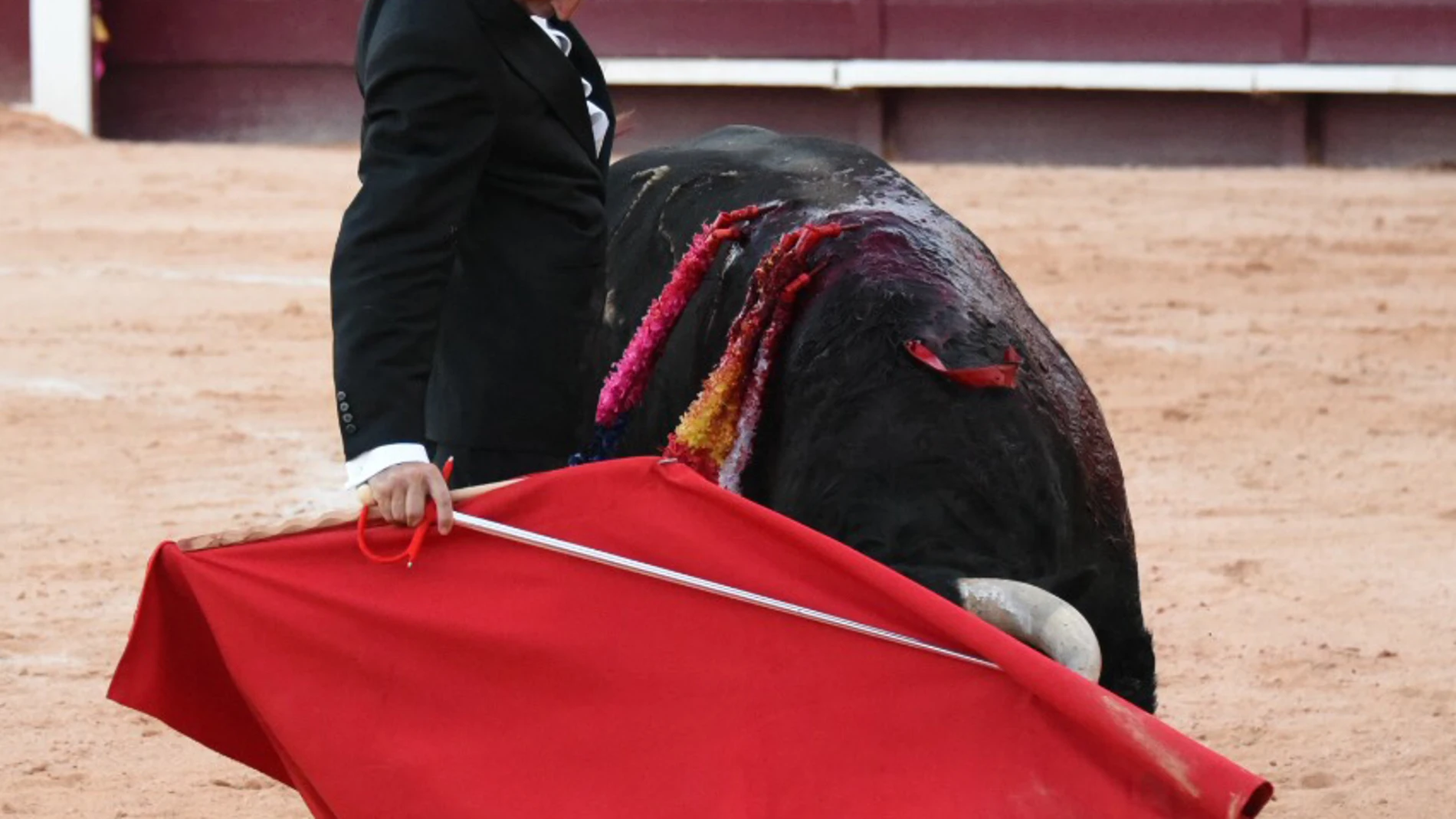 Enrique Ponce sorprendió al torear ayer vestido de esmoquin
