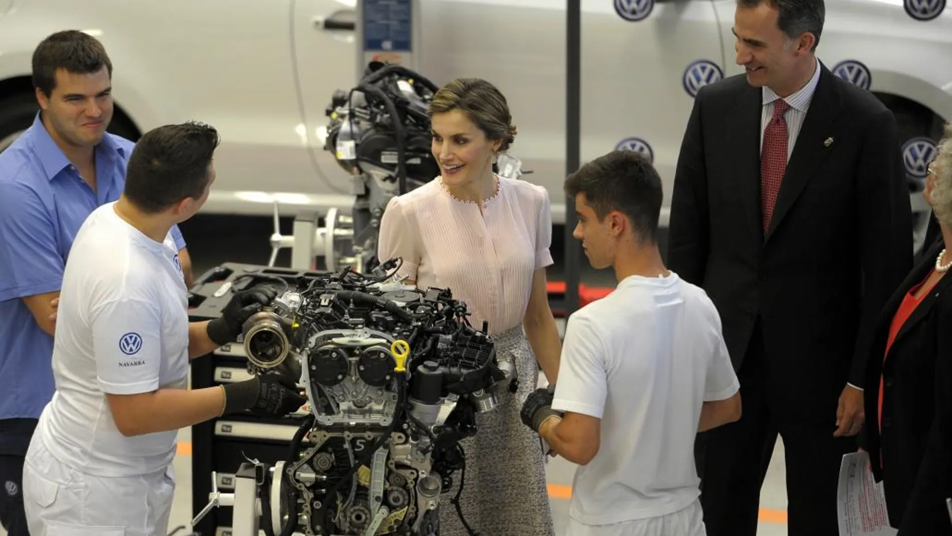 El Rey Felipe VI y la Reina Letizia conversan con unos operarios durante la visita que han realizado esta tarde a la planta navarra de Volkswagen con motivo de su cincuenta aniversario.
