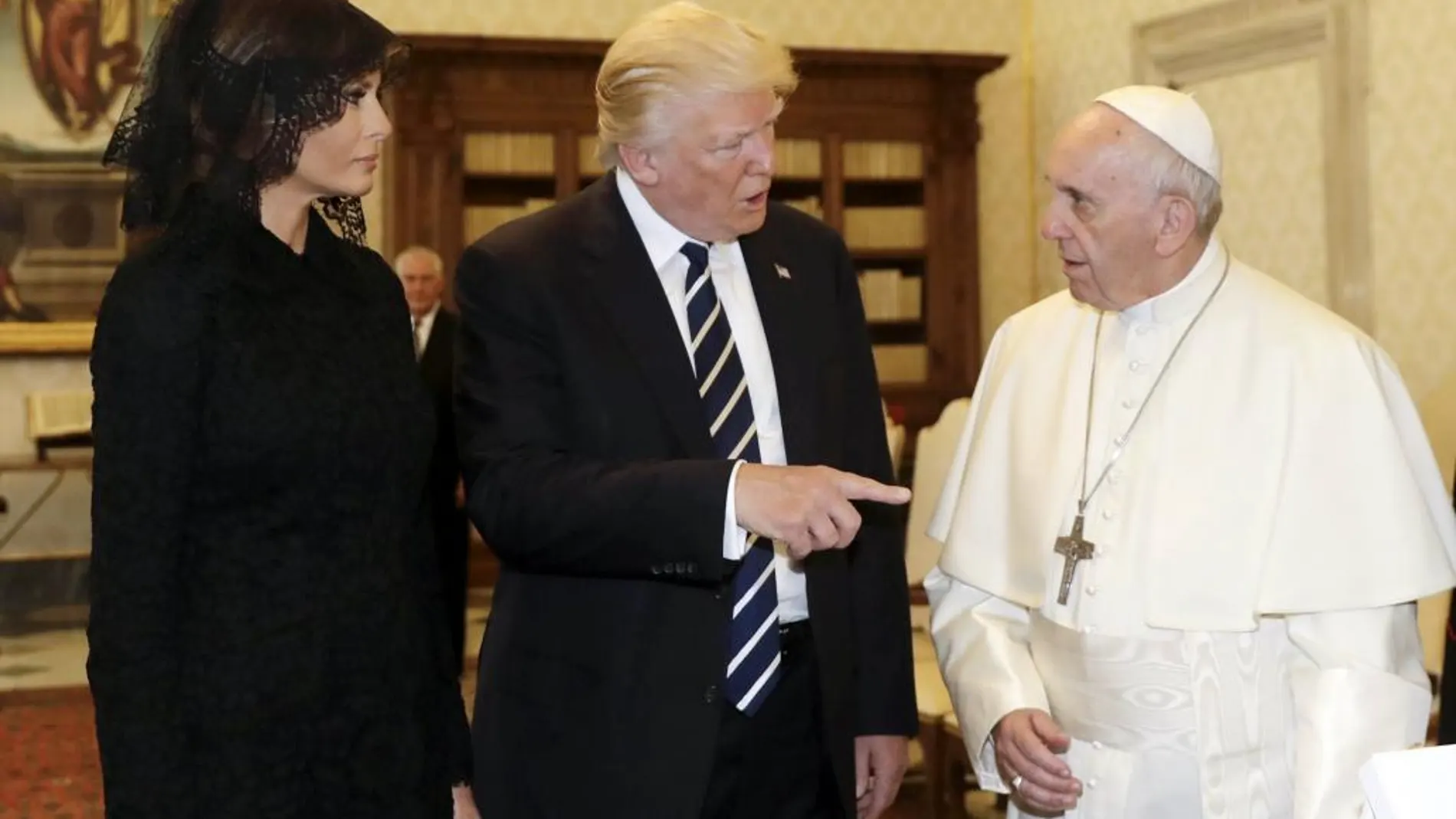 El presidente de los Estados Unidos, Donald Trump (c), y su mujer, Melania (i), se reúnen con el Papa Francisco
