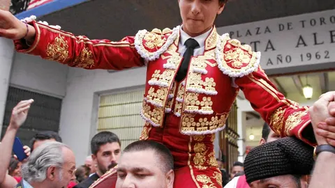 El peruano Roca Rey sale a hombros del coso de Vista Alegre