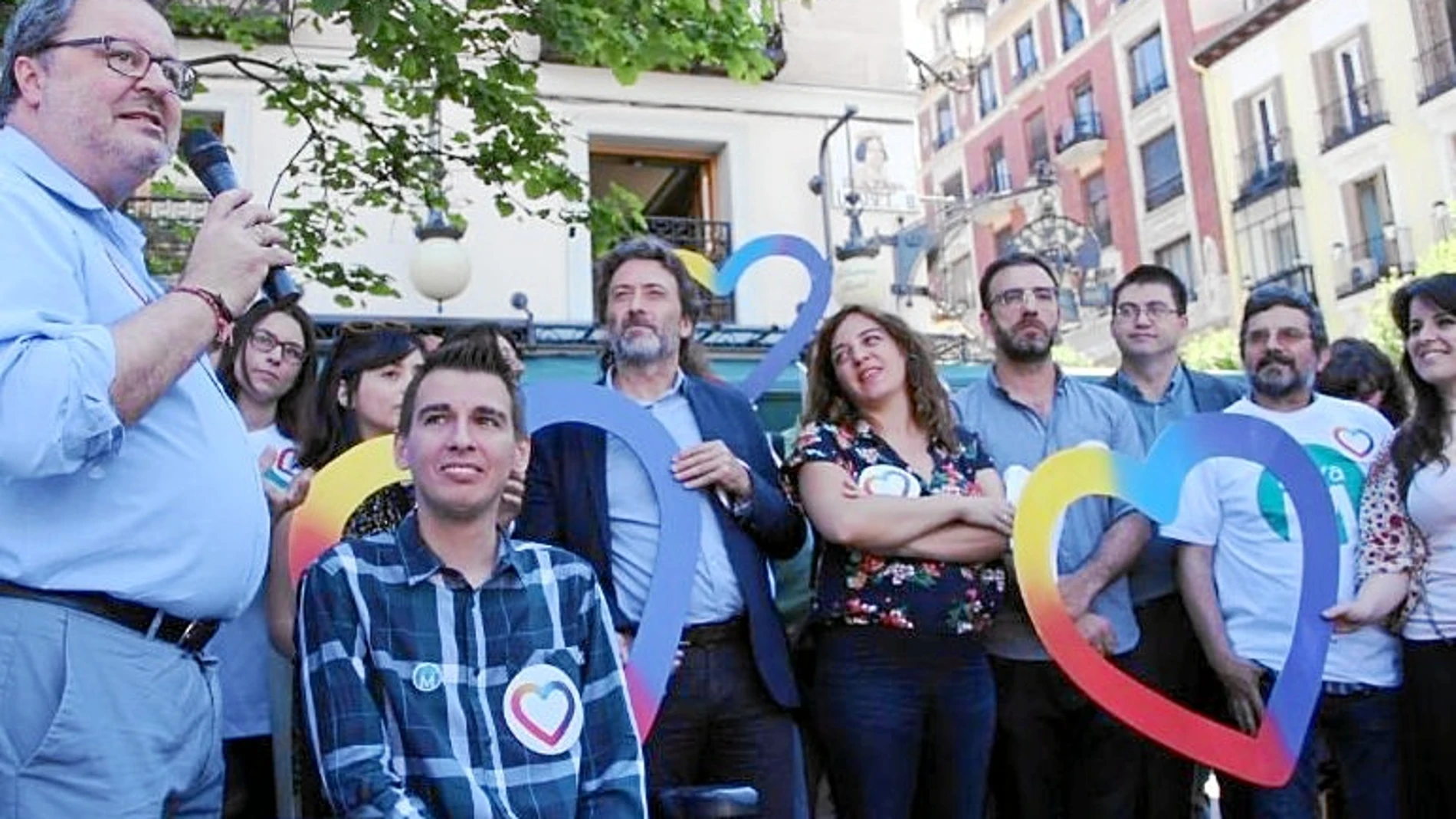 Ocho ediles de Ahora Madrid pidieron ayer en un acto el voto para Podemos. A la misma hora, la alcaldesa sostenía que su partido «no está en campaña»