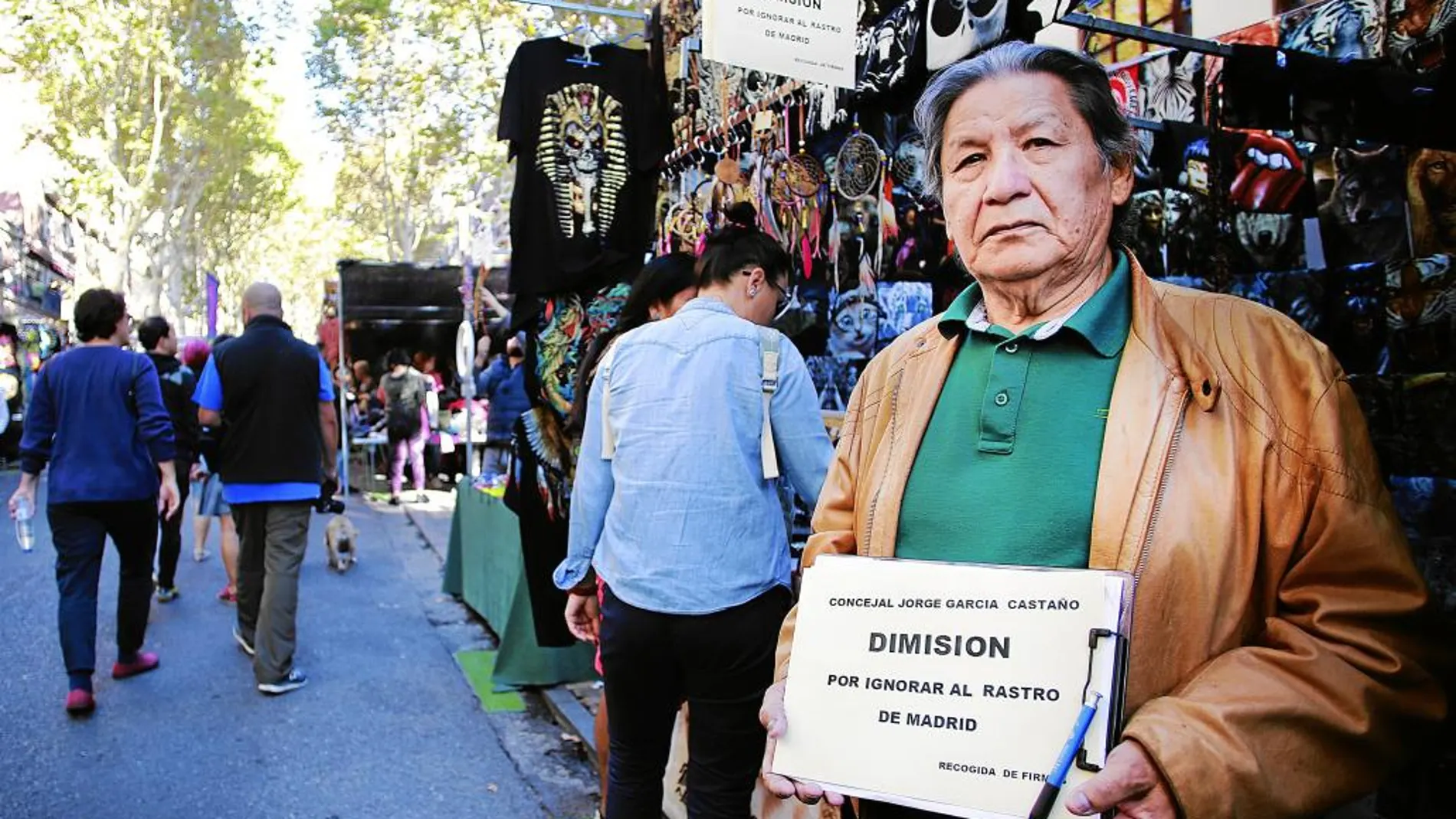 Mario Ágreda es el representante de los comerciantes de El Rastro que ayer comenzaron a recoger firmas