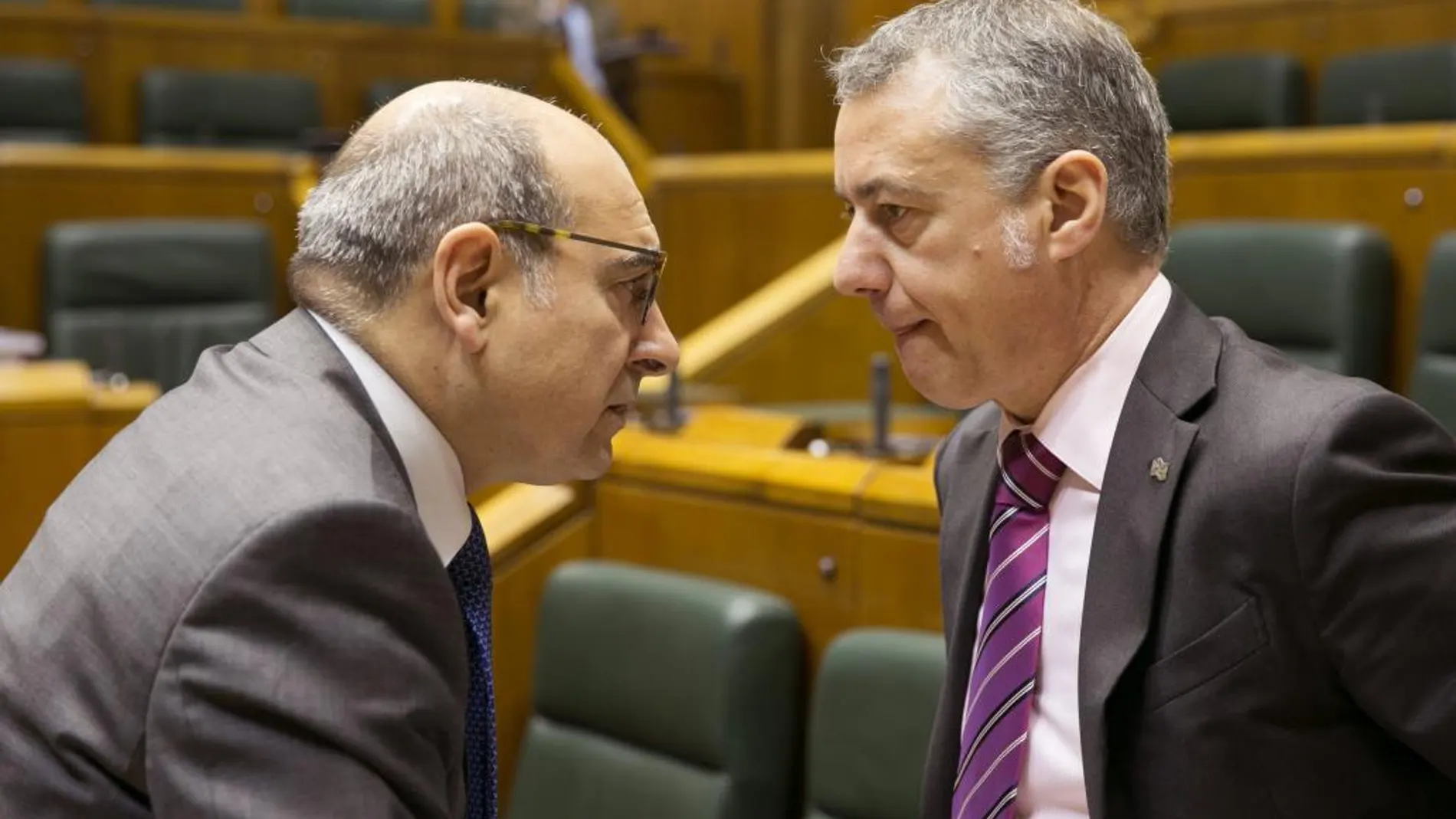 El lehendakari, Iñigo Urkullu (d), y el consejero vasco de Salud, Jon Darpón (i), conversan en el Parlamento Vasco.