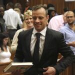 Oscar Pistorius sonrie tras conocer que podrá salir bajo fianza