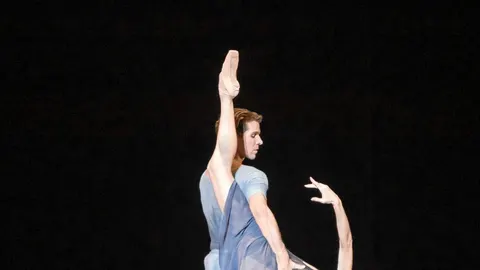 Dos bailarines de la Béjart Ballet Lausanne, que inauguran hoy el Festival de Peralada con dos noches en homenaje al gran maestro de maestro de coreógrafos y fundador de la compañía, Maurice Béjart
