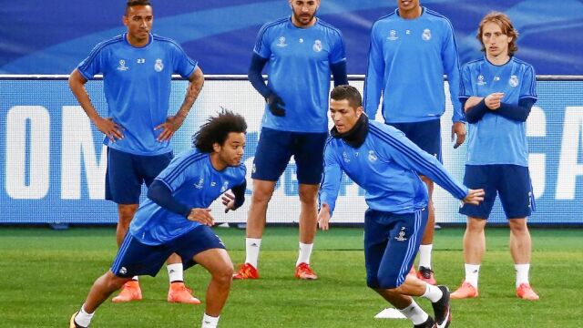 Marcelo, que parece que está listo para jugar hoy, y Cristiano Ronaldo, en el entrenamiento de ayer en Roma