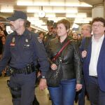Anna Simó y Joan Josep Nuet, miembros de la disuelta Mesa del Parlament, a su llegada, ayer, a la estación de Atocha escoltados por la Policía Nacional