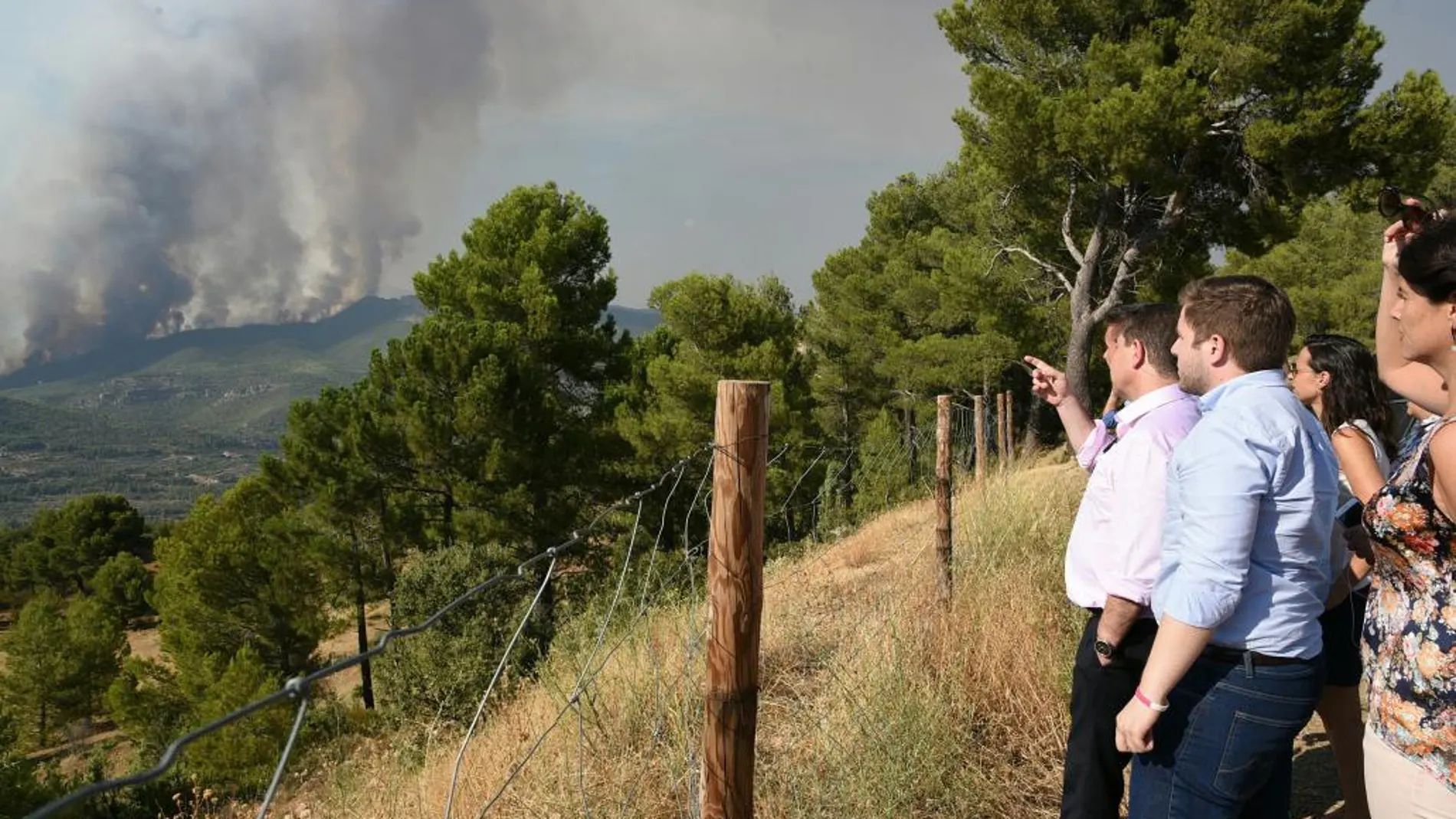 Fotografía facilitada por la Junta de Castilla-La Mancha, de su presidente Emiliano García-Page, durante su visita al Puesto de Mando Avanzado del incendio de Yeste