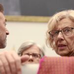 Manuela Carmena junto al tercer teniente de alcalde, momentos antes del inicio del Pleno de ayer