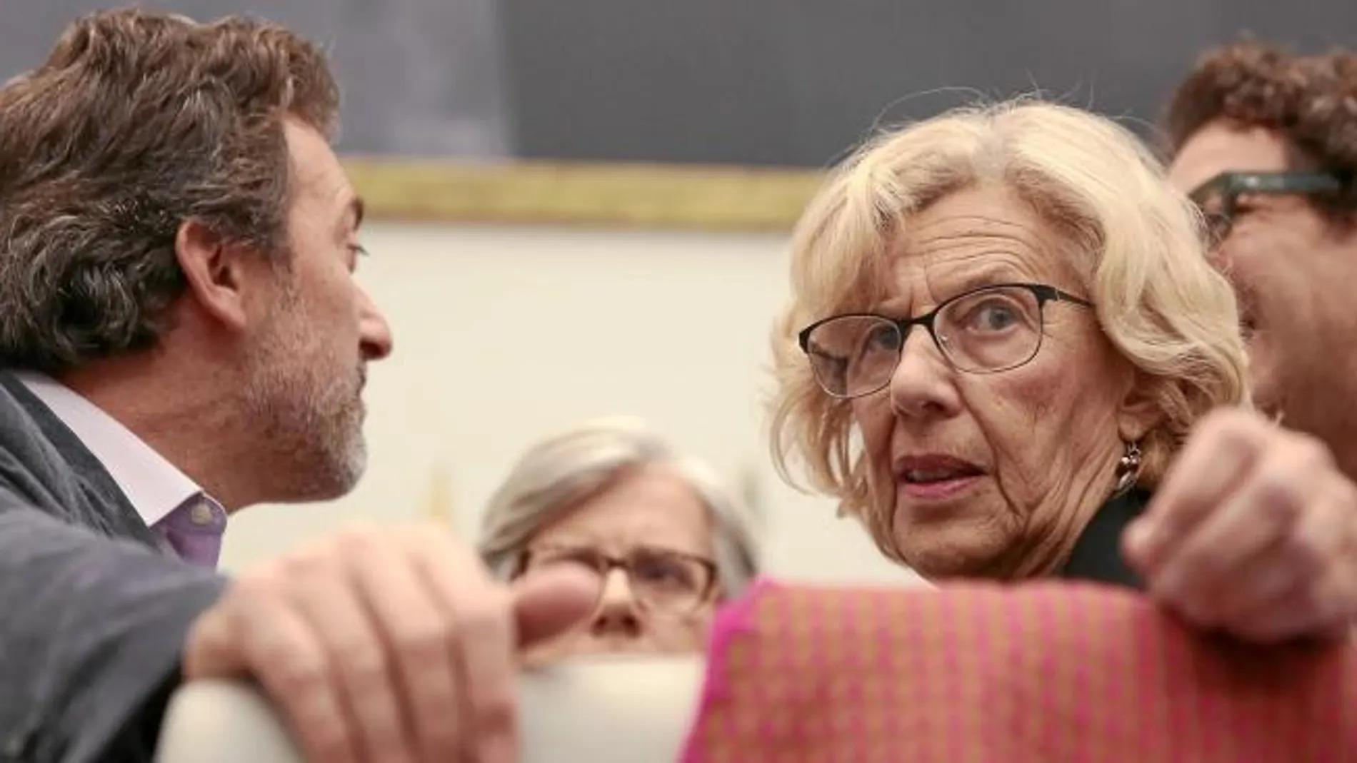 Manuela Carmena junto al tercer teniente de alcalde, momentos antes del inicio del Pleno de ayer