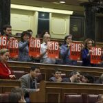 El portavoz de ERC en el Congreso, Joan Tardà (i), y el resto de diputados del grupo muestran carteles en defensa de la iniciativa