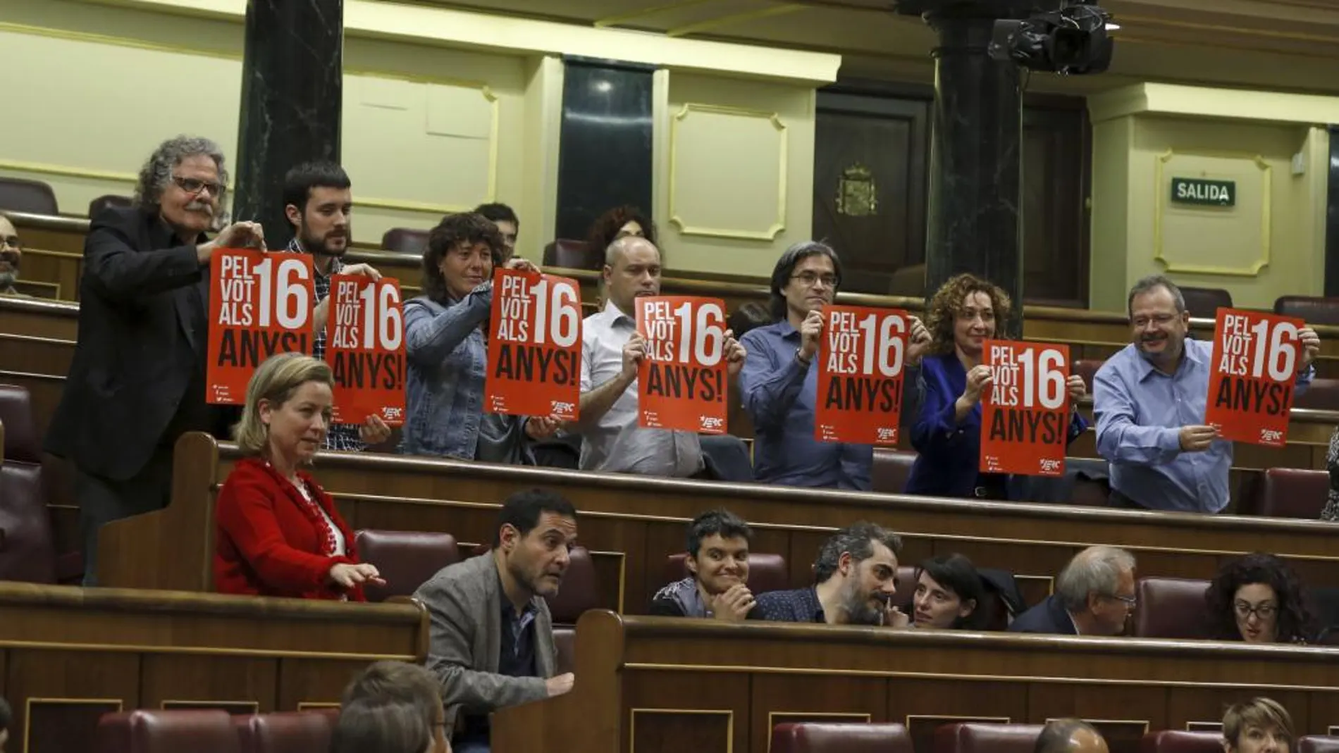 El portavoz de ERC en el Congreso, Joan Tardà (i), y el resto de diputados del grupo muestran carteles en defensa de la iniciativa