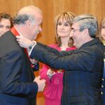 Rodríguez Porres impone la Medalla de Oro de las Cortes a Del Bosque