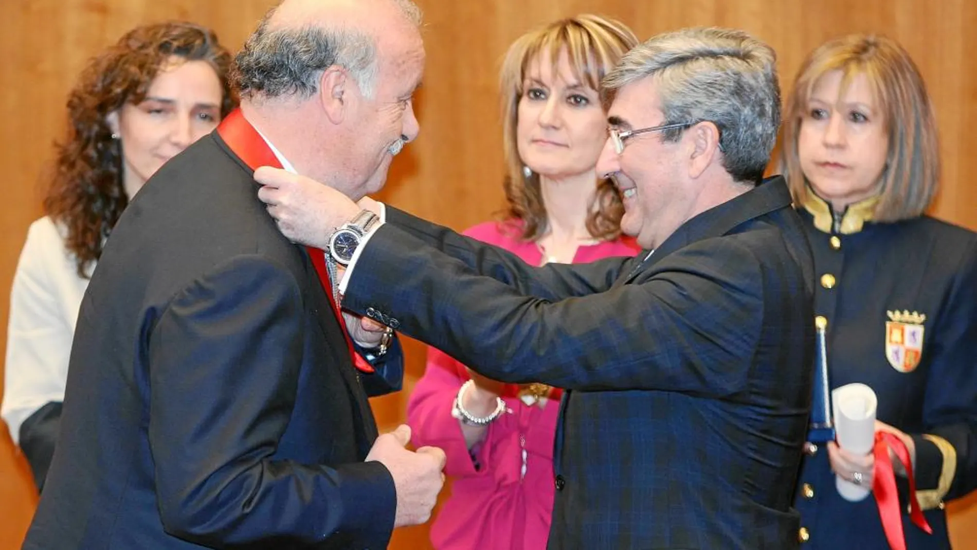 Rodríguez Porres impone la Medalla de Oro de las Cortes a Del Bosque