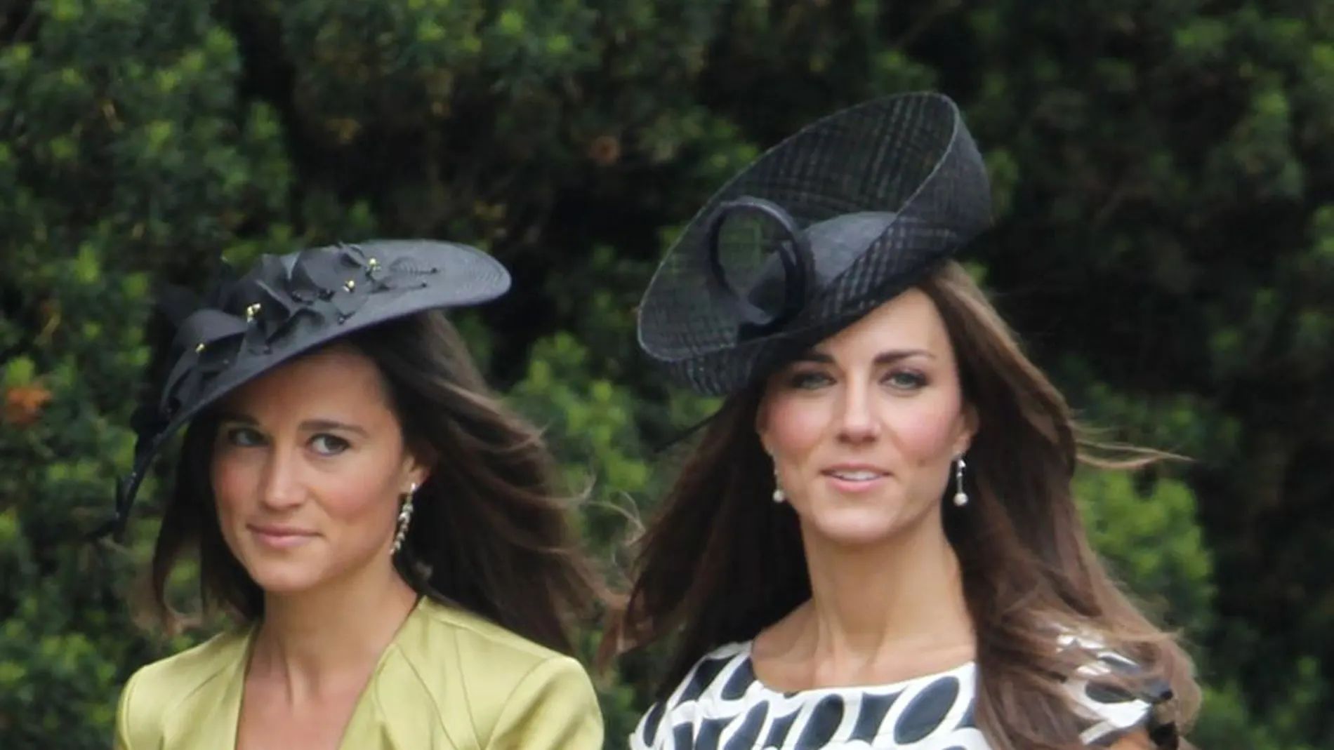 Kate quiso que Pippa (izquierda) fuera madrina de Charlotte; Isabel II se negó