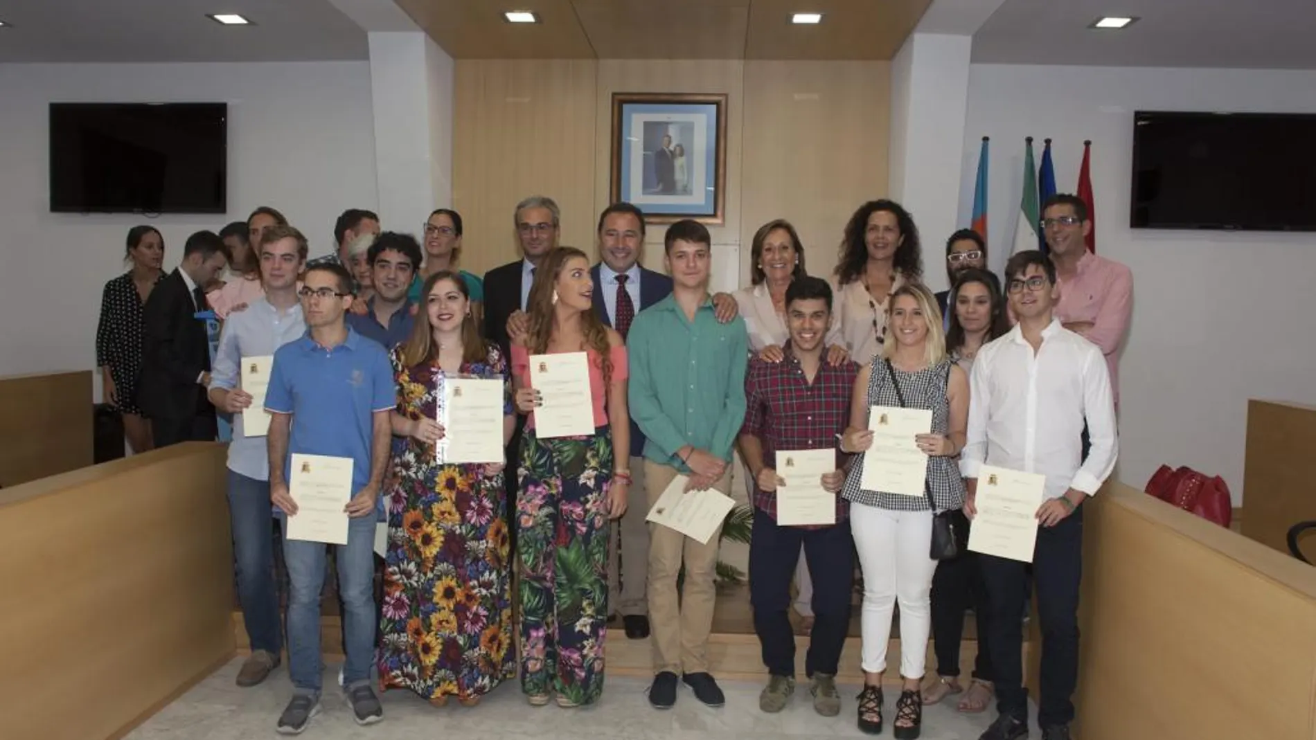 El Ayuntamiento de Mairena del Alcor acogió la entrega de las becas por parte de José Manuel Lara García y Consuelo García Píriz