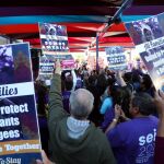 Cientos de manifestantes en una protesta en Los Ángeles contra Trump